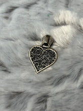 Load image into Gallery viewer, Filigree Mouse Heart Zipper Pull
