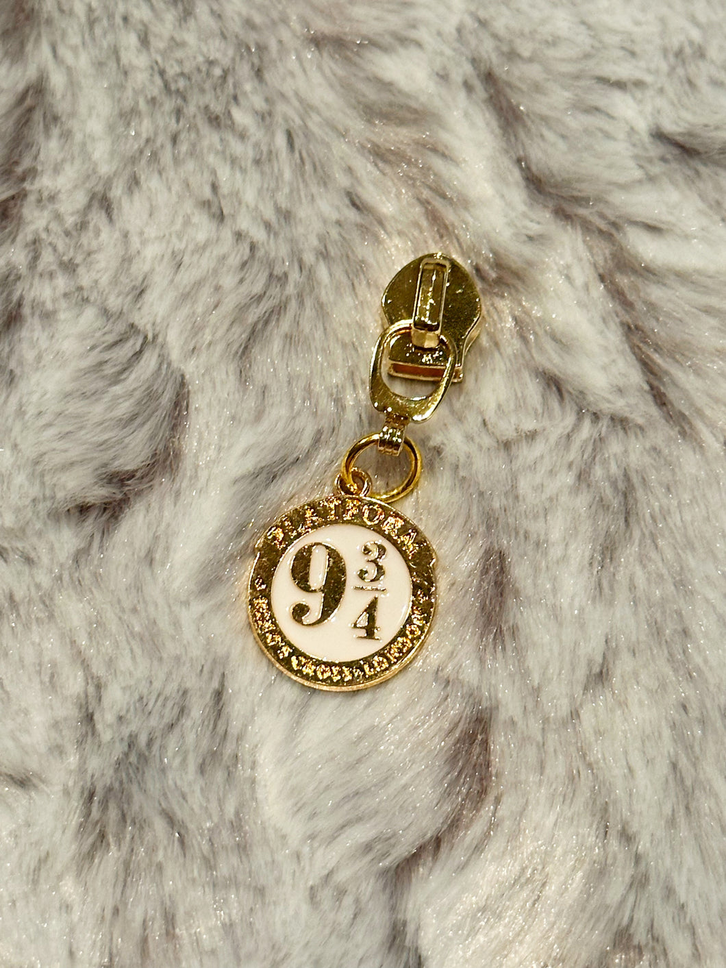 Platform 9 3/4 Zipper Pull (enamel)