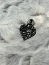 Load image into Gallery viewer, Filigree Mouse Heart Zipper Pull
