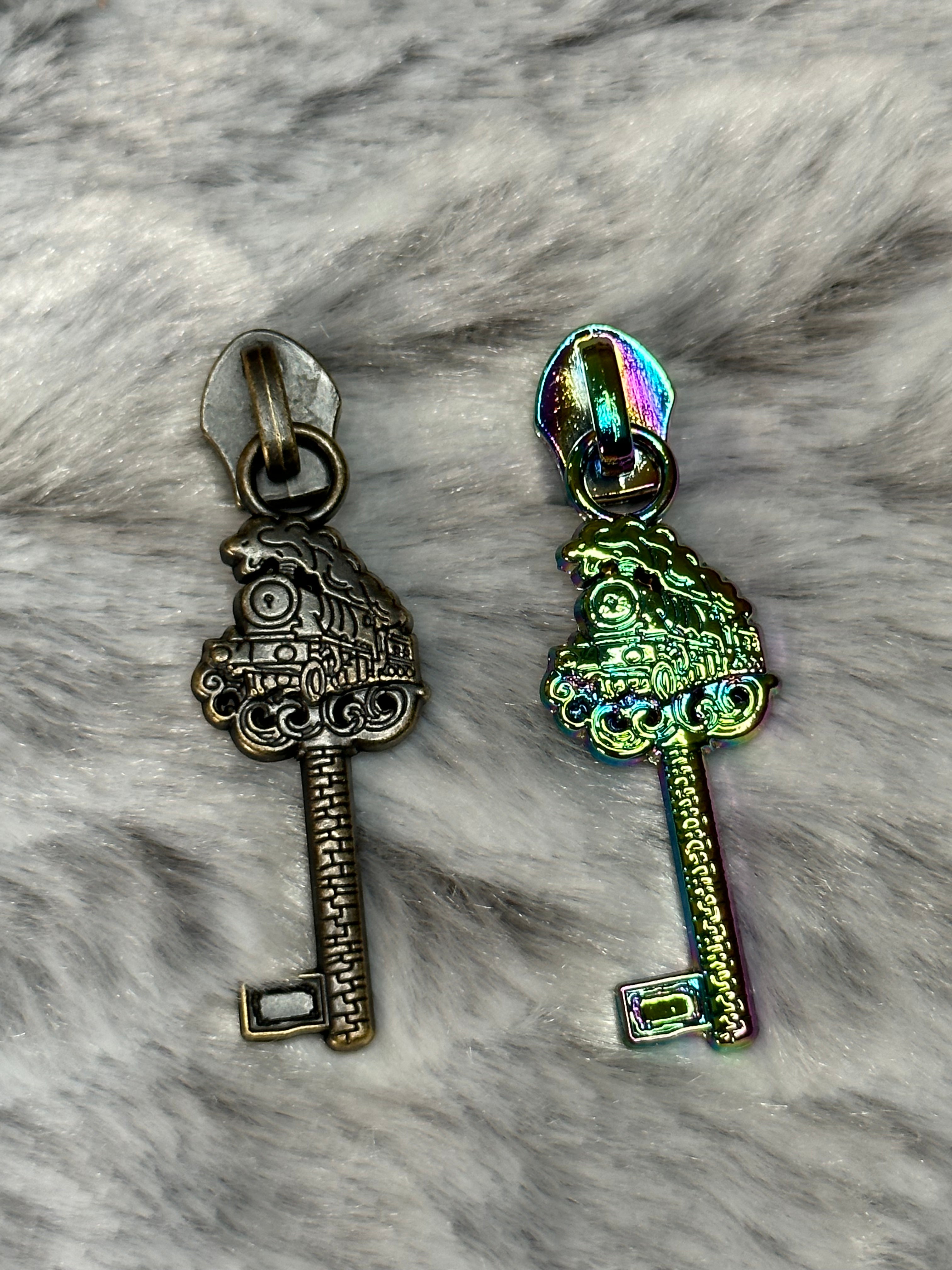 Hogwarts Express Key Zipper Pull HP – RAW DESIGNS CCTX